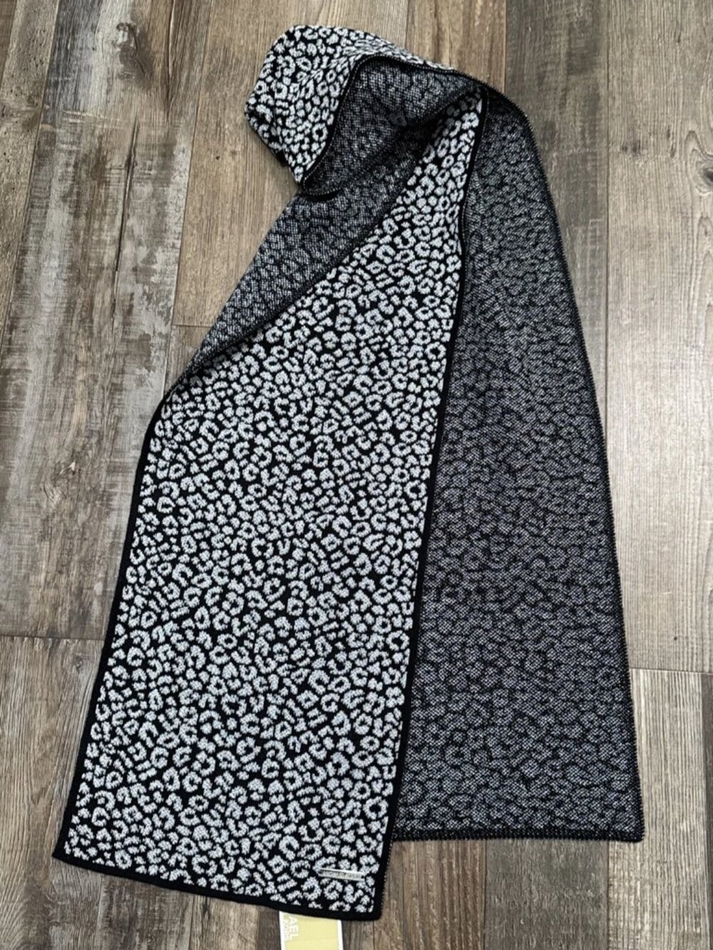 NWT Michael Kors Womens Black/ Metallic Silver Leopard Print Scarf MSRP $58